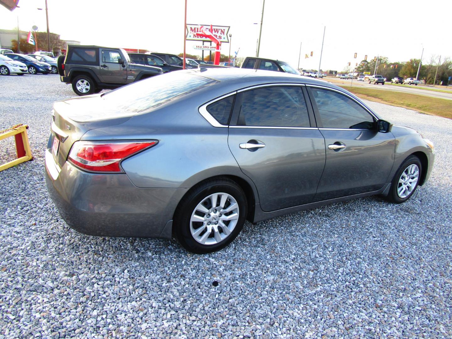 2015 Gray Nissan Altima 2.5 S (1N4AL3AP3FN) with an 2.5L L4 DOHC 16V engine, Automatic transmission, located at 15016 S Hwy 231, Midland City, AL, 36350, (334) 983-3001, 31.306210, -85.495277 - Photo#5